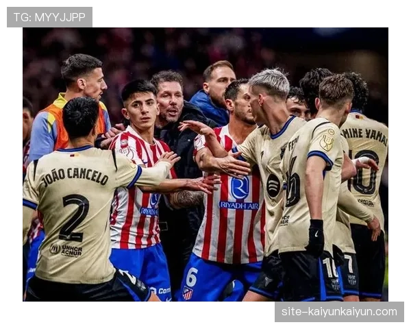 特写：克莱蒙保级关键战取胜，终场哨响后主帅与球员相拥而泣